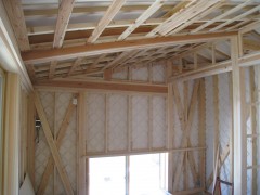 外部の工事がほぼ完了し、内部の造作を進めています。和室の天井は登り梁を化粧として、杉の羽目板で仕上げます。勾配天井とすることで、空間に広がりを持たせています。また工事中も地窓から心地よい風が入ってきて、風通しのよさを感じます。