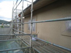 梅雨の合間を狙って外部の塗装工事を行っています。今回は大壁工法でジョリパットの吹付け仕上げです。外部に目地のない、すっきりとした仕上がりになります。足場が取れるのが楽しみです。