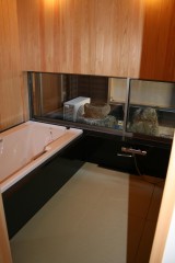 浴室はお客様のご要望で、ジェットバス付きの特注浴槽です。天井と壁は桧の羽目板、床は防水畳に仕上げ、旅館の浴室を思わせるような豪華な仕上がりになりました。