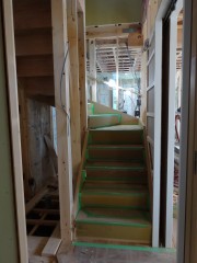 階段が出来上がりました。今までは梯子での上り下りでしたが、お客様も安全に２階をご見学頂けるようになりました。２階部分の木工事はぼほ完了し、残りの１階部分を重点的に進めていきます。