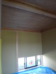 和室の天井が張りあがりました。サツマ葦が編み込まれたベニアで仕上げてあります。
