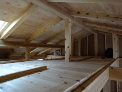 外部の工事と平行して内部の造作工事を進めています。ロフト部分の床は杉のＪパネルを使い、床の仕上げと同時に天井の仕上げ材にもなっています。