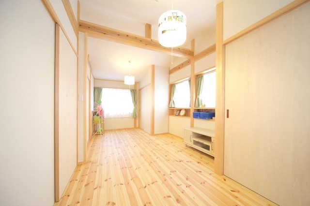 ２階の子供室は、5帖×2部屋の広さとして、将来的に壁で仕切れるようにしています。床：パインフロアー